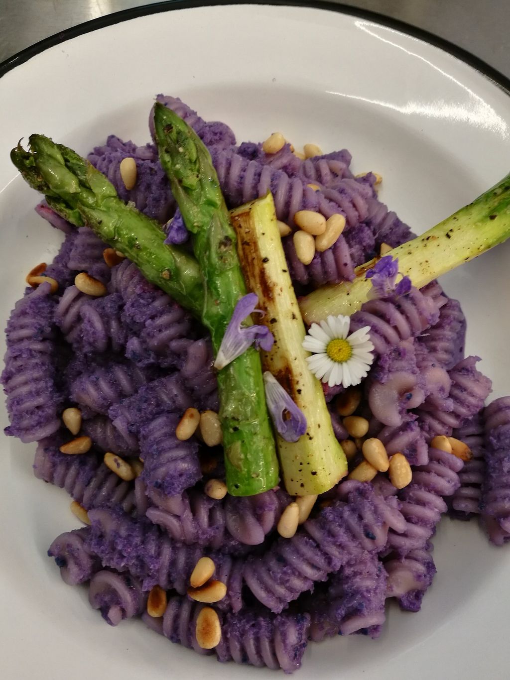 Lila Pasta mit Spargel und Pinienkernen