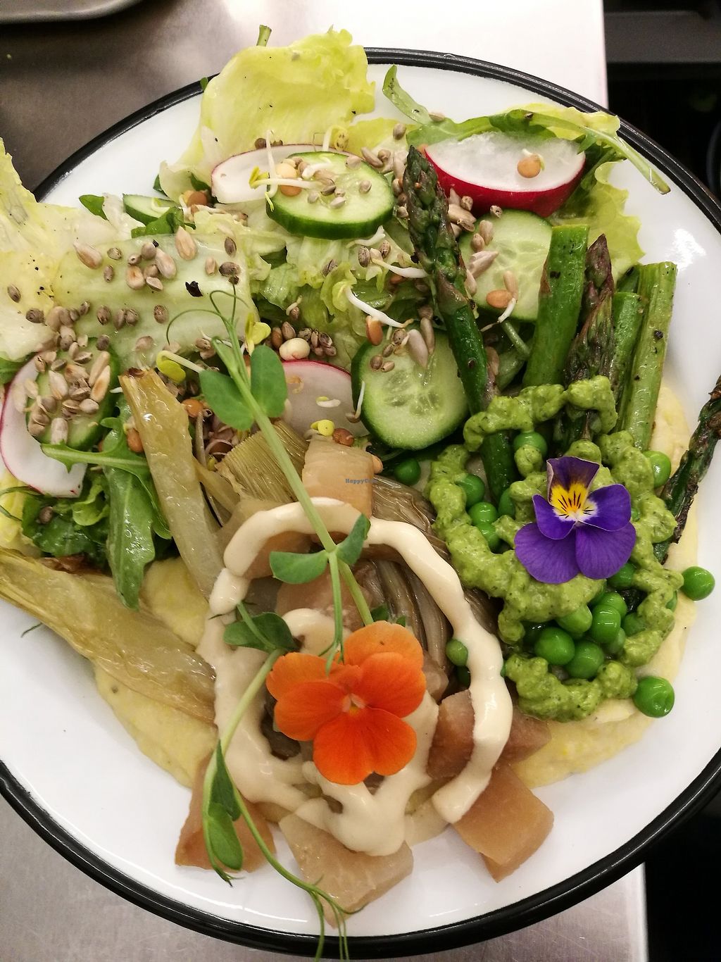 Gemüse-Bowl mit Spargel, Erbsen und Salat