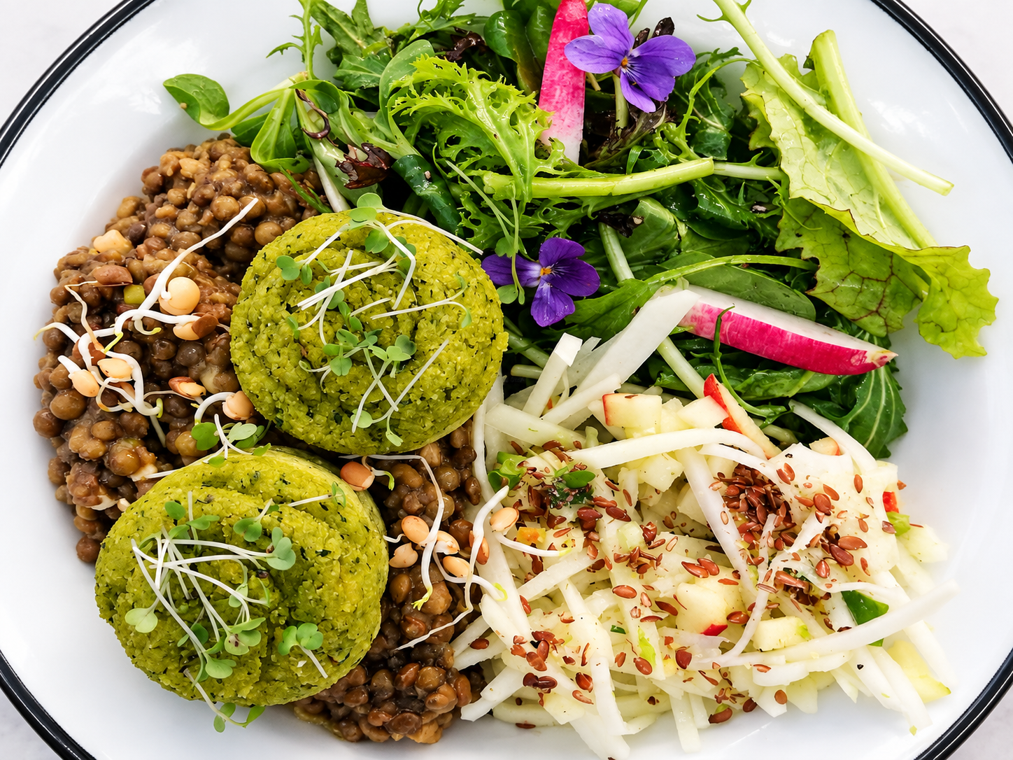 Linsengericht mit Kräuterknödeln und Salat