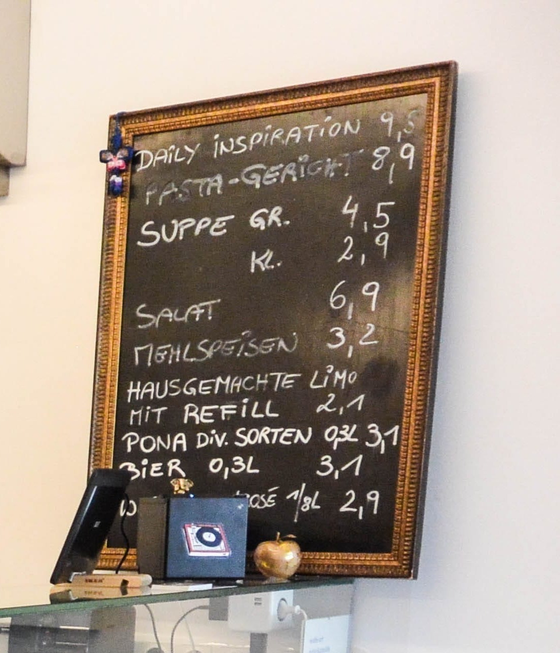 Kreidetafel mit Tageskarte und Preisen